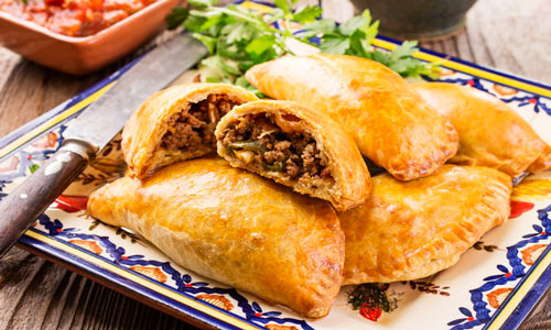 Empanadas caseras con salsa criolla