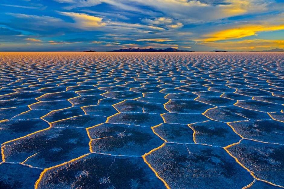 Vista area del salar de Uyuni al amanecer